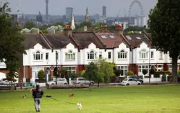 Lãi suất cao gây sức ép lên thị trường nhà tại Anh