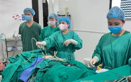 Loại bỏ khối u quái buồng trứng chứa đầy tóc, răng... cho cô gái 19 tuổi