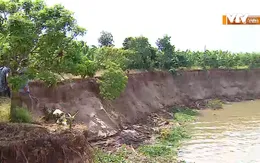 Sạt lở bờ sông Hồng uy hiếp nghĩa trang tại Hưng Yên