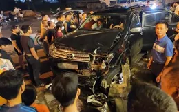 Hà Nội: Ô tô đâm trực diện cuốn 3 người đi xe máy vào gầm