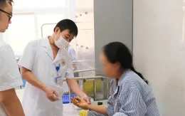 Nối ngón tay đứt lìa do máy thái chuối cho người phụ nữ