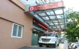 Hà Nội: Xe ô tô 4 chỗ mất lái trên đường Phạm Văn Đồng, 4 người đang ngồi trên vỉa hè thương vong