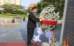 Dâng hương tưởng niệm các liệt sĩ quân tình nguyện Việt Nam tại Campuchia