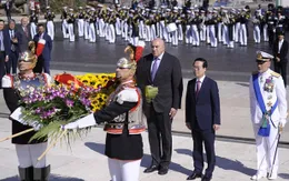 Chủ tịch nước Võ Văn Thưởng đặt vòng hoa tại Đài Tổ quốc ở Thủ đô Rome (Italy)
