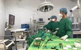 Cắt khối u quái buồng trứng chứa đầy tóc, răng cho bé gái 13 tuổi