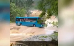 Xe khách liều lĩnh băng qua dòng nước lũ