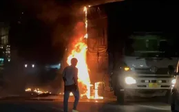 Xe tải bốc cháy gây ùn tắc giao thông trên Quốc lộ 20