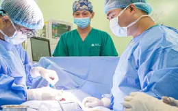 Ghép thận tự thân cứu sống bé trai 1 tuổi bị cao huyết áp, suy tim do hẹp động mạch thận phải