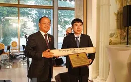 Tiếp nhận tờ báo có bài viết của Nguyễn Ái Quốc về Lenin 99 năm trước