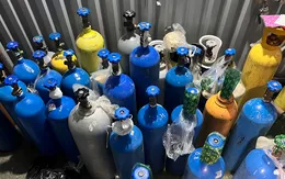 Hà Nội: Phát hiện điểm sang chiết khí N2O, thu giữ hơn 100 bình "khí cười"