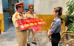 CSGT Quảng Bình đến từng hàng quán vận động "Đã uống rượu bia - Không lái xe"