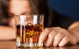 Số ca tử vong do rượu gia tăng ở Mỹ, cảnh báo nguy cơ với nữ giới