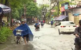 Mưa trắng trời, đường phố Hà Nội biến thành sông