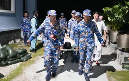 Kịp thời đưa ngư dân bị nạn từ Trường Sa về đất liền điều trị