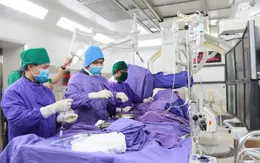 Đặt stent mạch cảnh cứu cụ ông 2 lần đột quỵ não