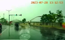 Xe ô tô vượt đèn đỏ gây tai nạn rồi bỏ chạy