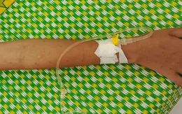 Cảnh báo nguy hiểm: Dùng dao lam rạch từng chấm nhỏ trên người để chữa bệnh
