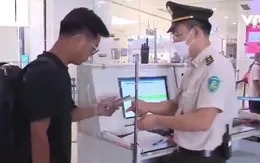 Nhiều người dân chưa quen làm thủ tục hàng không bằng tài khoản định danh