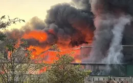 Kho phế liệu bất ngờ bốc cháy tại Bà Rịa - Vũng Tàu