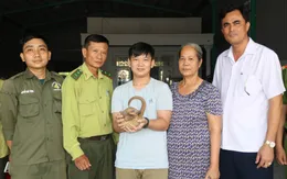 Một học sinh bắt được tê tê quý hiếm và bàn giao cho Hạt Kiểm lâm