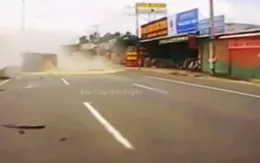 Nổ lốp khi lưu thông, xe tải mất lái, lao vào dải phân cách
