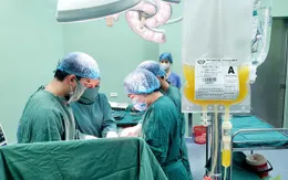 Cán bộ y tế hiến máu cứu sản phụ giảm tiểu cầu vô căn