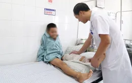 Đắp thuốc không rõ nguồn gốc, bé trai 10 tuổi có nguy cơ không đi lại được