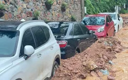 Hà Nội: Nhiều ô tô bị mắc kẹt cạnh khu vực hồ Đồng Đò do mưa lớn