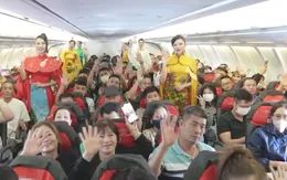Tiếp viên hàng không trình diễn áo dài trên những chuyến bay dịp 2/9
