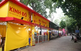 Quầy bánh trung thu tạm bợ dọc vỉa hè Hà Nội vắng vẻ chờ khách