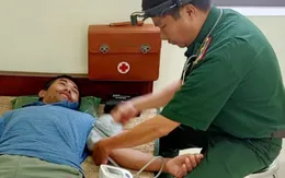 Cứu kịp thời người đàn ông trôi dạt trên biển