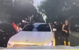 Lấn làn ngược chiều để vượt bất thành, cô gái bỏ xe ô tô giữa đường