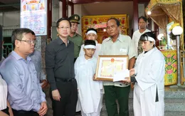 Khen thưởng hành động quên mình cứu người