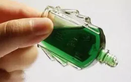 Cụ bà bị bỏng mắt do nhỏ nhầm lọ dầu gió