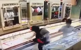 Khánh Hòa: Ráo riết truy lùng 2 đối tượng nghi dùng súng cướp tiệm vàng