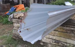 Va vào cuộn tôn, bé trai 9 tuổi tử vong thương tâm