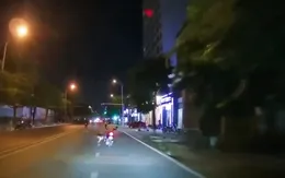 Thót tim cảnh trẻ ngồi sau ngủ gật, ngã mạnh xuống đường