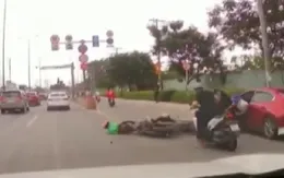 Mở cửa ô tô bất cẩn gây tai nạn cho người đi xe máy