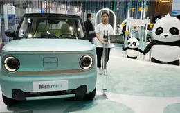 Người trẻ chuộng thuê xe điện đi du lịch ở Trung Quốc