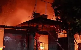 Hà Nội: Cháy cửa hàng sửa xe máy lan sang xưởng gỗ liền kề