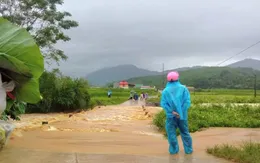 Người phụ nữ bị nước lũ cuốn trôi khi qua suối