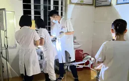 Nghệ An: Bác sĩ vùng núi vượt lũ trong đêm, đỡ đẻ cho sản phụ sinh khó