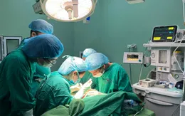 Nối bàn tay bị đứt rời cho bệnh nhi 18 tháng tuổi