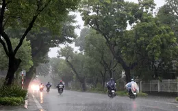 Mưa dông bao trùm các khu vực trong cả nước