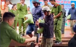 Đổi vũ khí lấy gạo