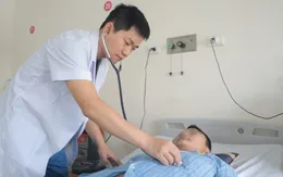 Nổ lốp xe ô tô đang sửa, nam thanh niên bị vỡ động mạch chủ