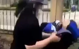 Nữ sinh lớp 10 bị chặn đánh, kéo lê lên các bậc cầu thang