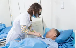 Đi khám vì đau đầu, liệt nửa người, phát hiện ung thư phổi di căn