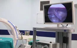 Bé trai suýt phải cắt bỏ tinh hoàn do va chạm khi đá bóng