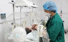 Cứu bé sơ sinh nguy kịch ngay khi vừa chào đời